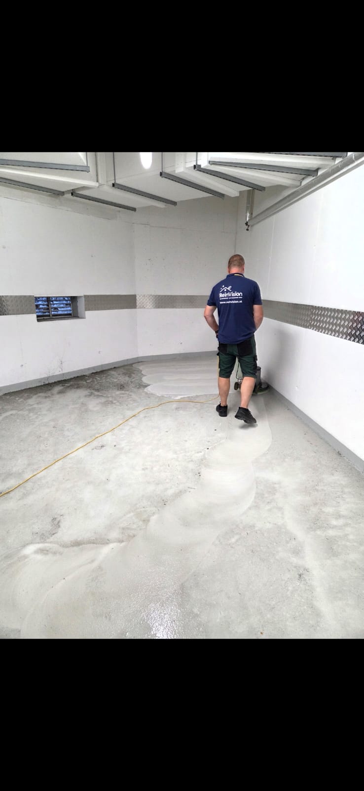 ReinVision e.U. Team bei der Gartenpflege in Wien