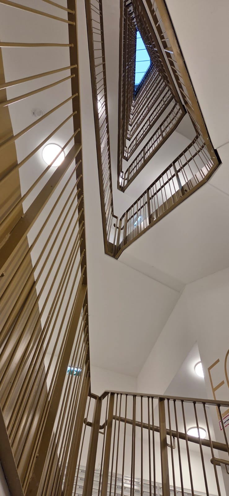 Stiegenhaus Entrümpelung Vorher Nachher Wien – ReinVision e.U.